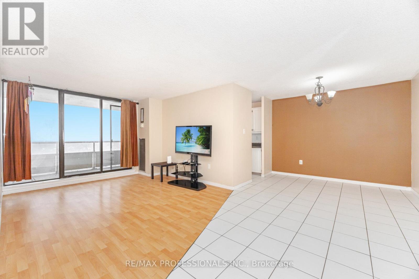 1109 - 4 Kings Cross Road, Brampton (Queen Street Corridor), Ontario  L6T 3X8 - Photo 8 - W12610584