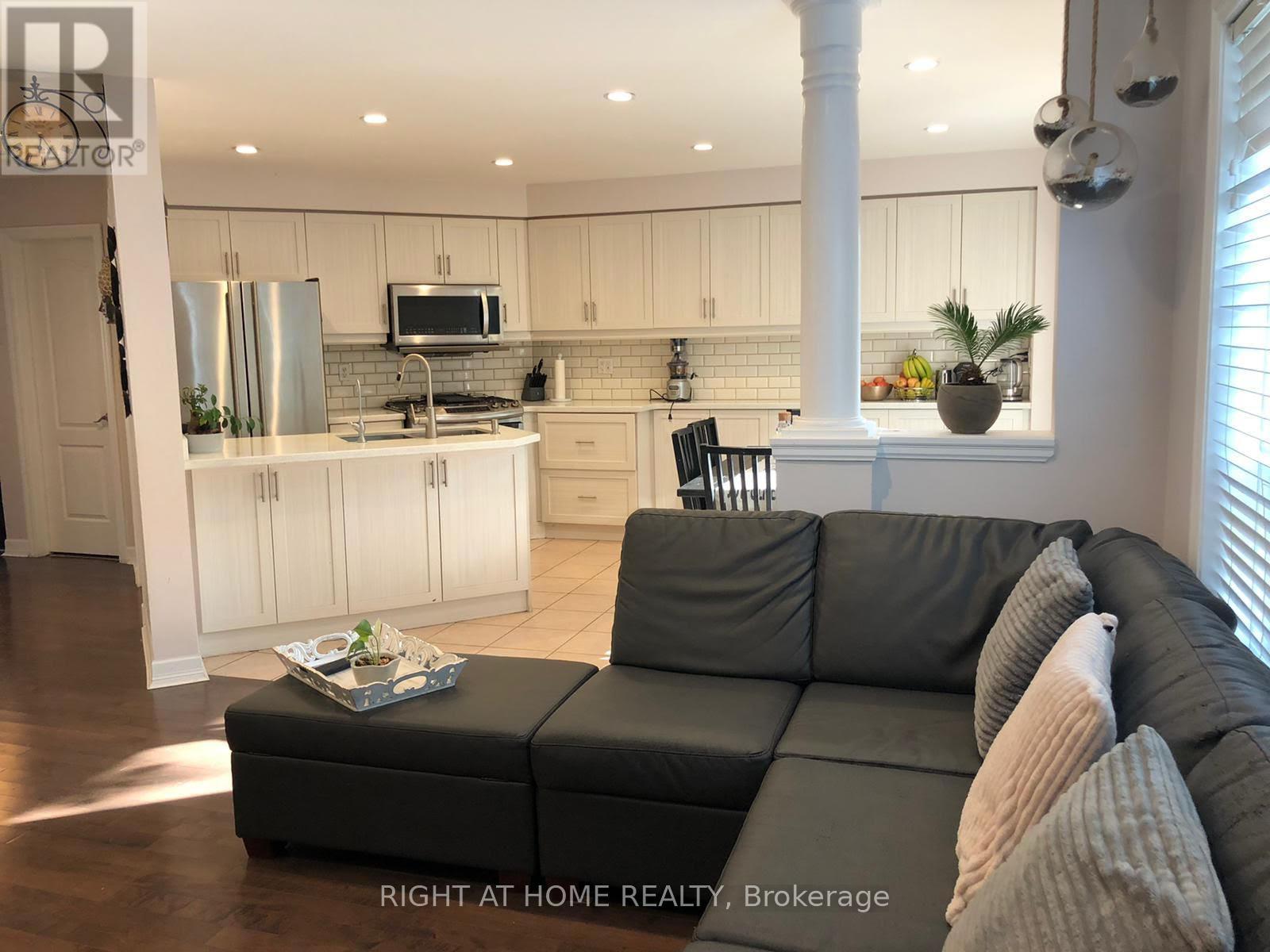 3919 Arvona Place, Mississauga, Ontario  L5M 6L3 - Photo 4 - W12610622