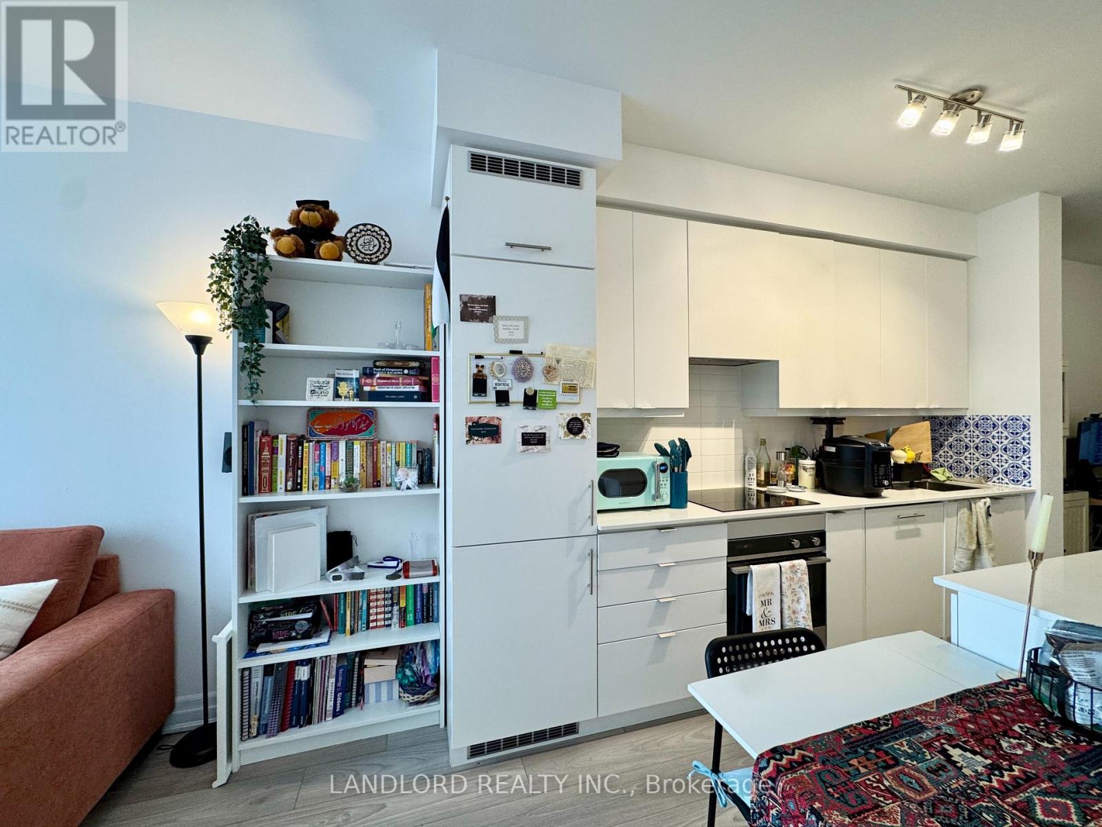 502 - 36 Elm Drive W, Mississauga, Ontario  L5B 0N3 - Photo 2 - W12610626