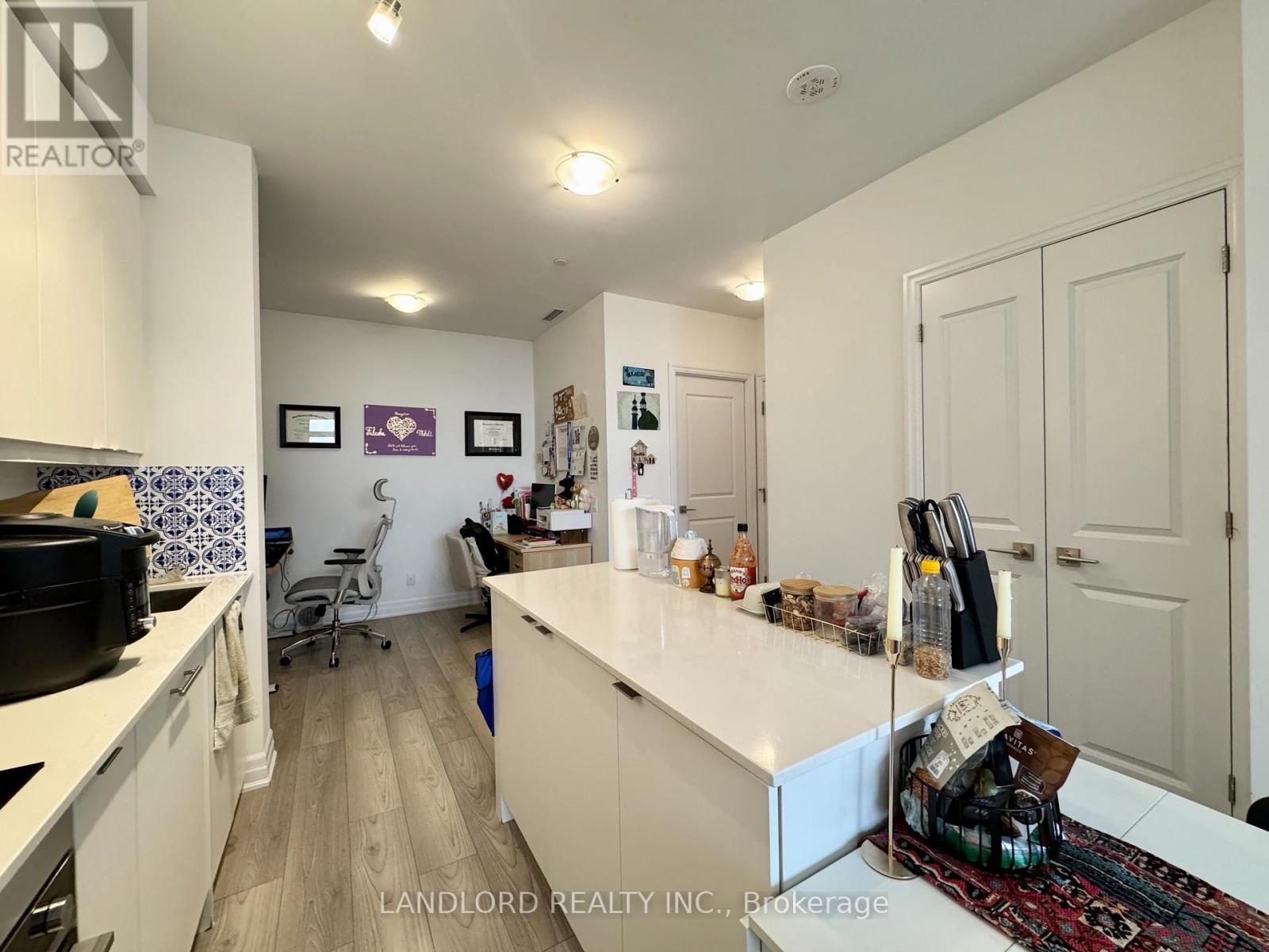 502 - 36 Elm Drive W, Mississauga, Ontario  L5B 0N3 - Photo 4 - W12610626