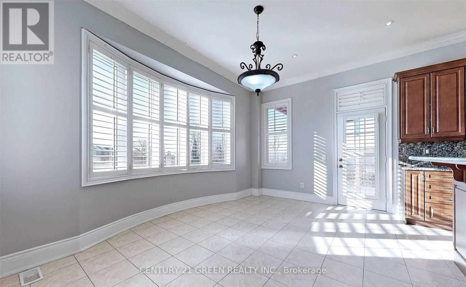 8 Pasadena Avenue, Brampton, Ontario  L6P 2W3 - Photo 8 - W12610326