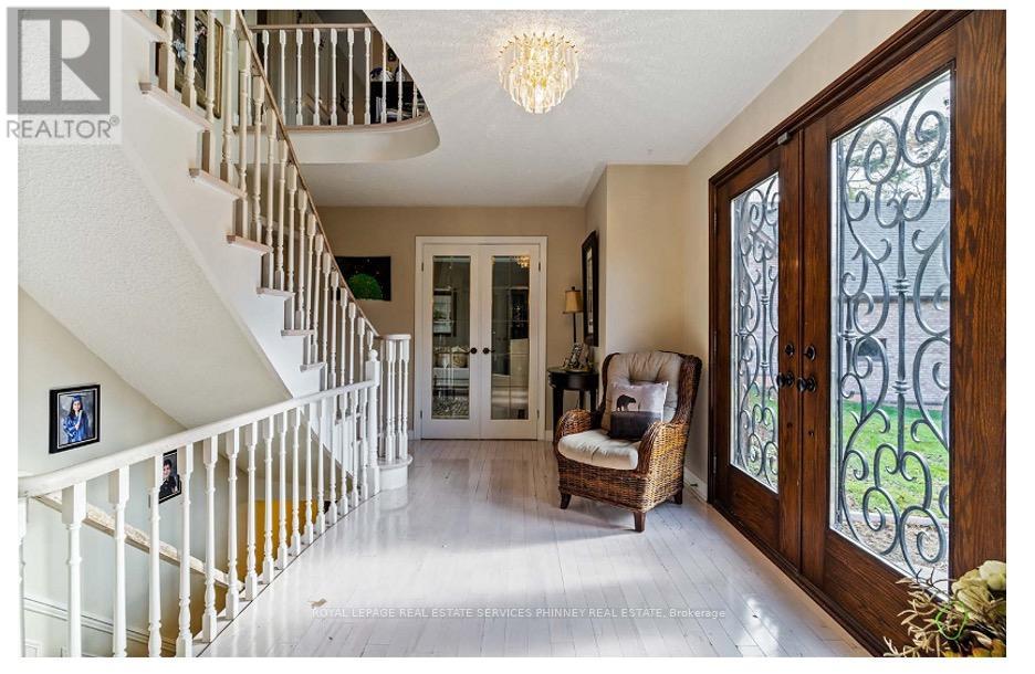 386 Pinetree Way, Mississauga, Ontario  L5G 2V6 - Photo 6 - W12610800