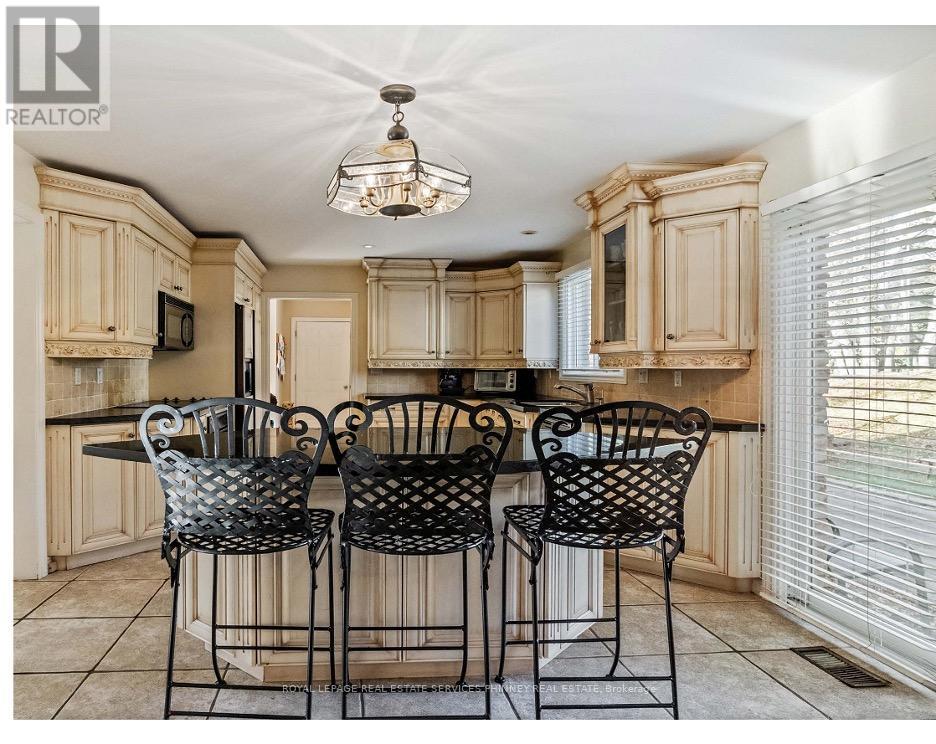 386 Pinetree Way, Mississauga, Ontario  L5G 2V6 - Photo 8 - W12610800