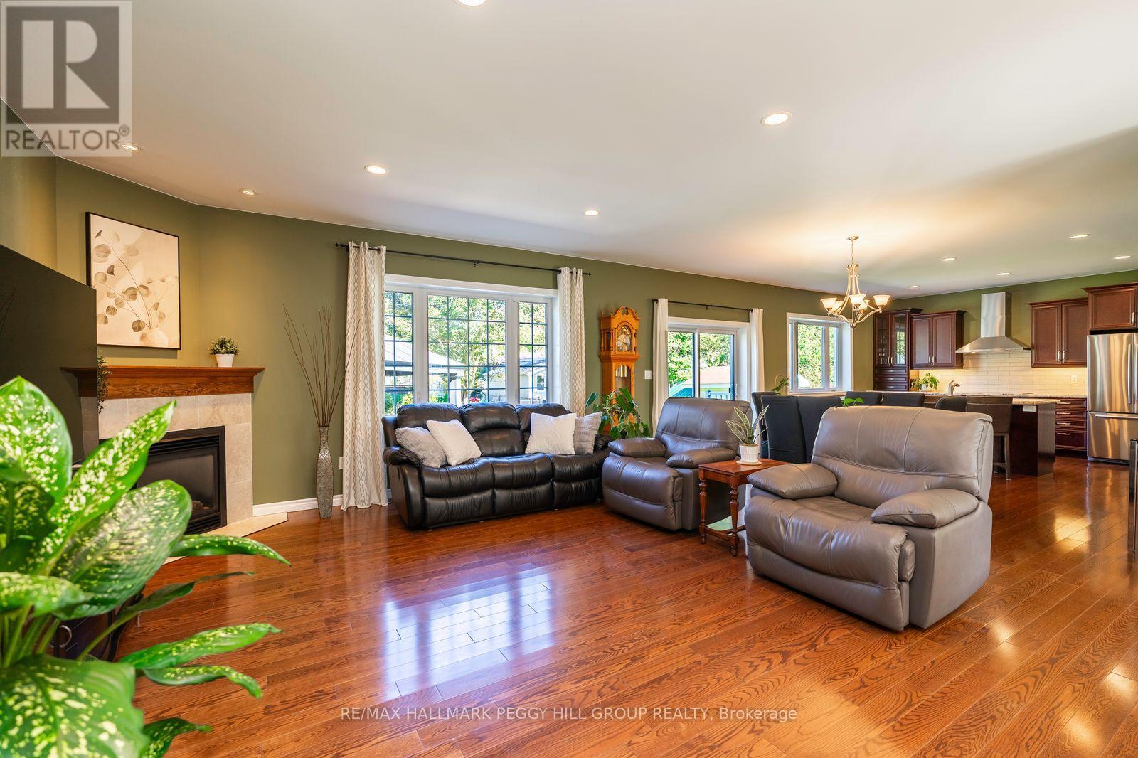 222 Glenn Avenue, Innisfil, Ontario L9S 1C4 - Photo 3 - N12454402