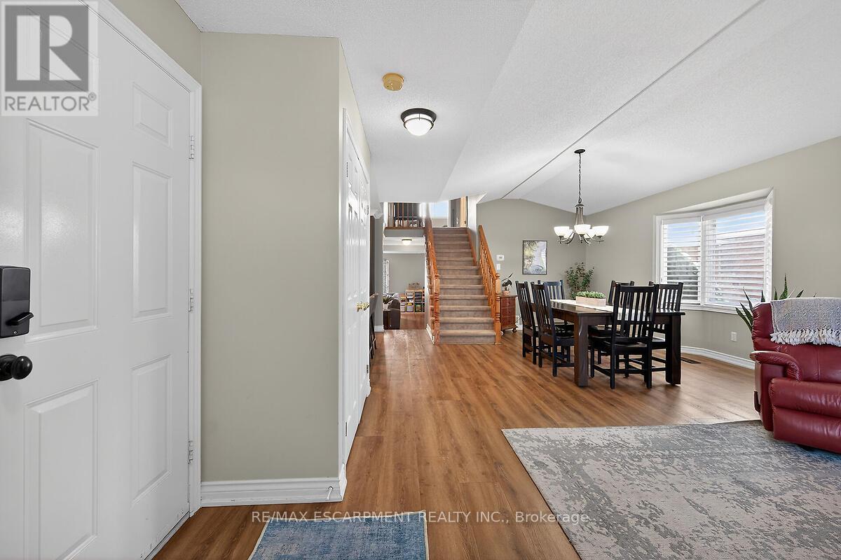 218 Portage Lane, Hamilton, Ontario  L0R 1W0 - Photo 6 - X12610756