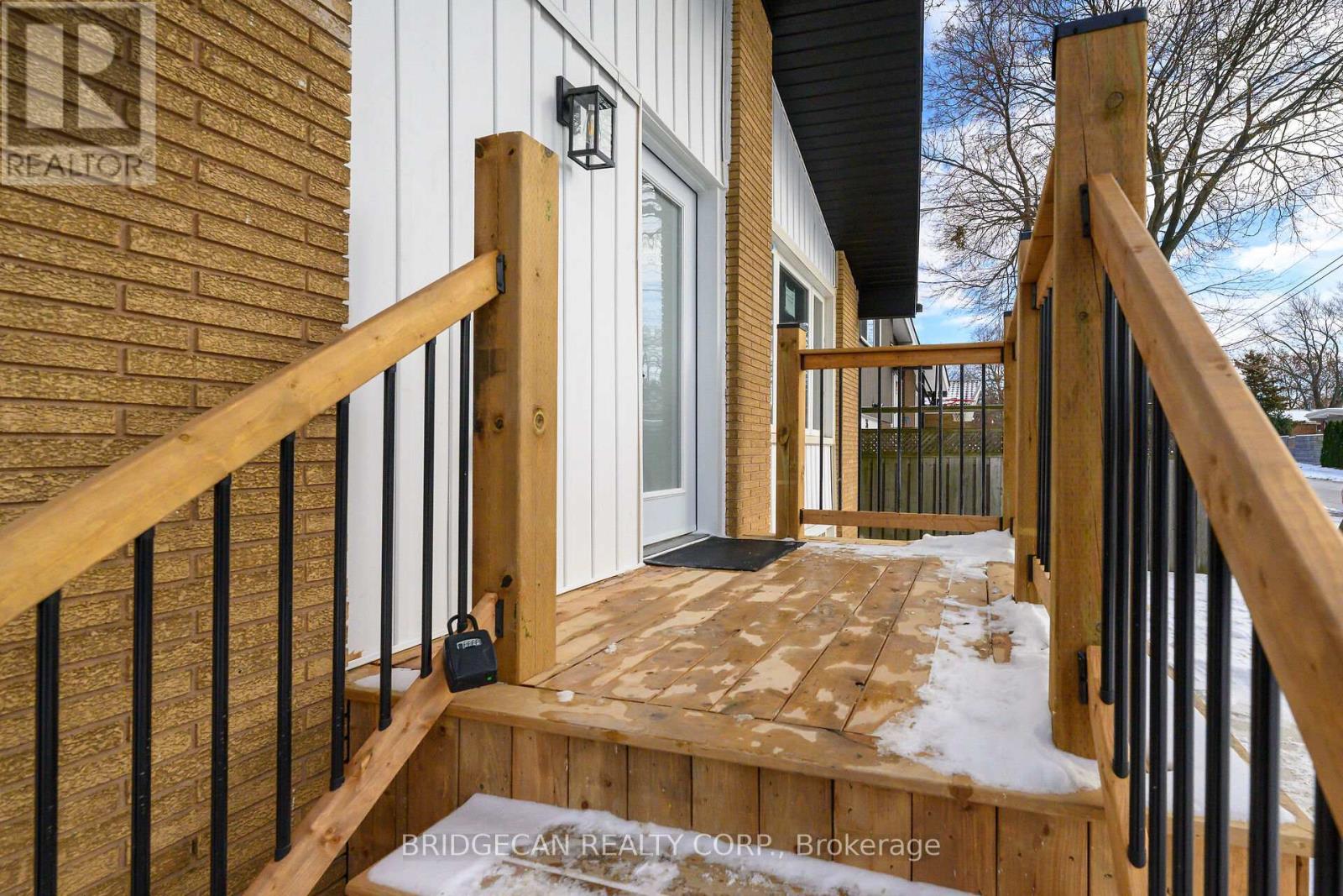 40 Westaway Place, Hamilton, Ontario  L9C 2G1 - Photo 4 - X12610784