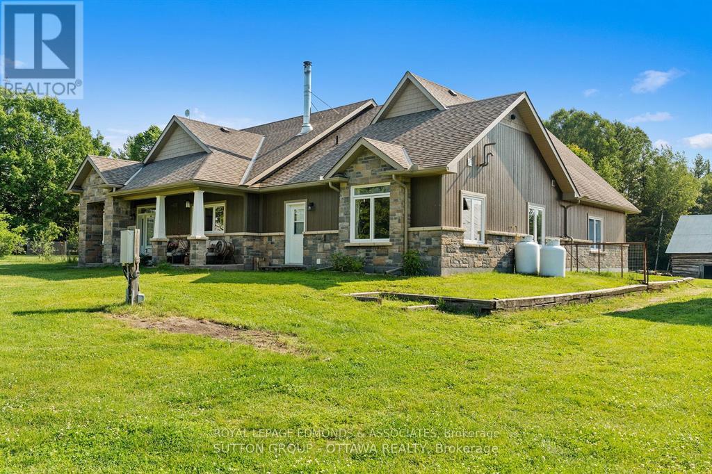 1448 Woito Station Road, Laurentian Valley, Ontario K8A 6W6 - Photo 2 - X12610938