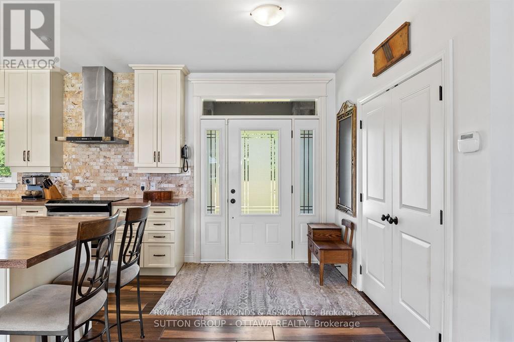 1448 Woito Station Road, Laurentian Valley, Ontario K8A 6W6 - Photo 3 - X12610938