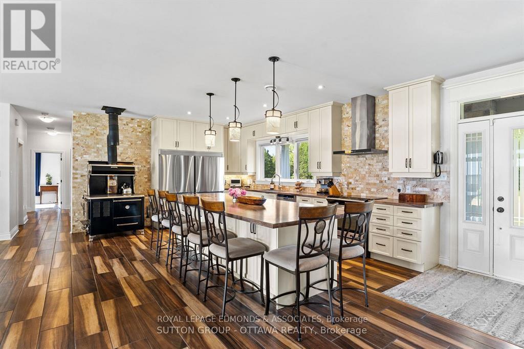 1448 Woito Station Road, Laurentian Valley, Ontario K8A 6W6 - Photo 4 - X12610938