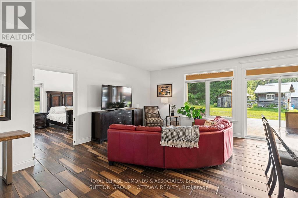 1448 Woito Station Road, Laurentian Valley, Ontario K8A 6W6 - Photo 9 - X12610938