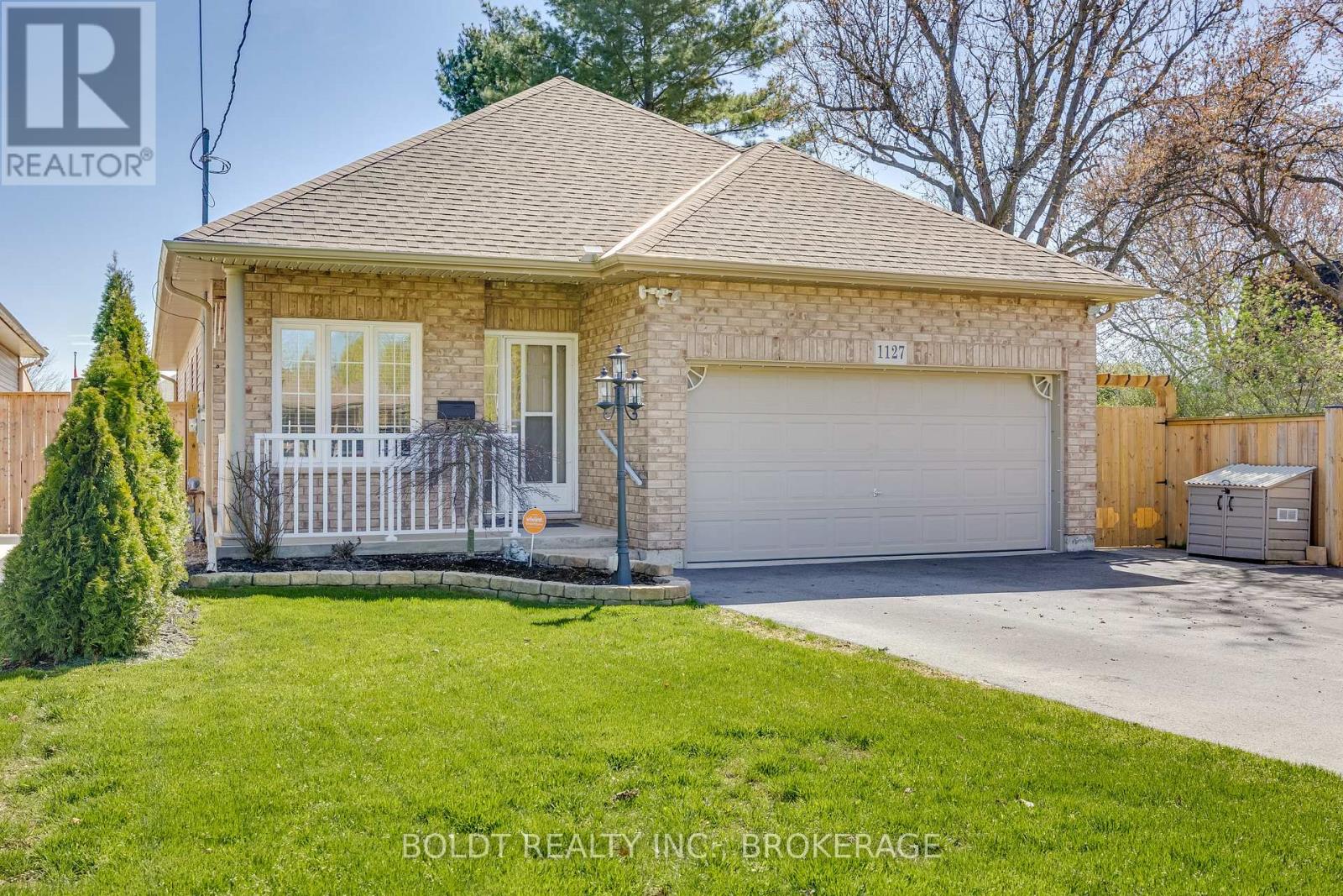 1127 Pelham Street, Pelham, Ontario L3C 3E4 - Photo 1 - X12610912