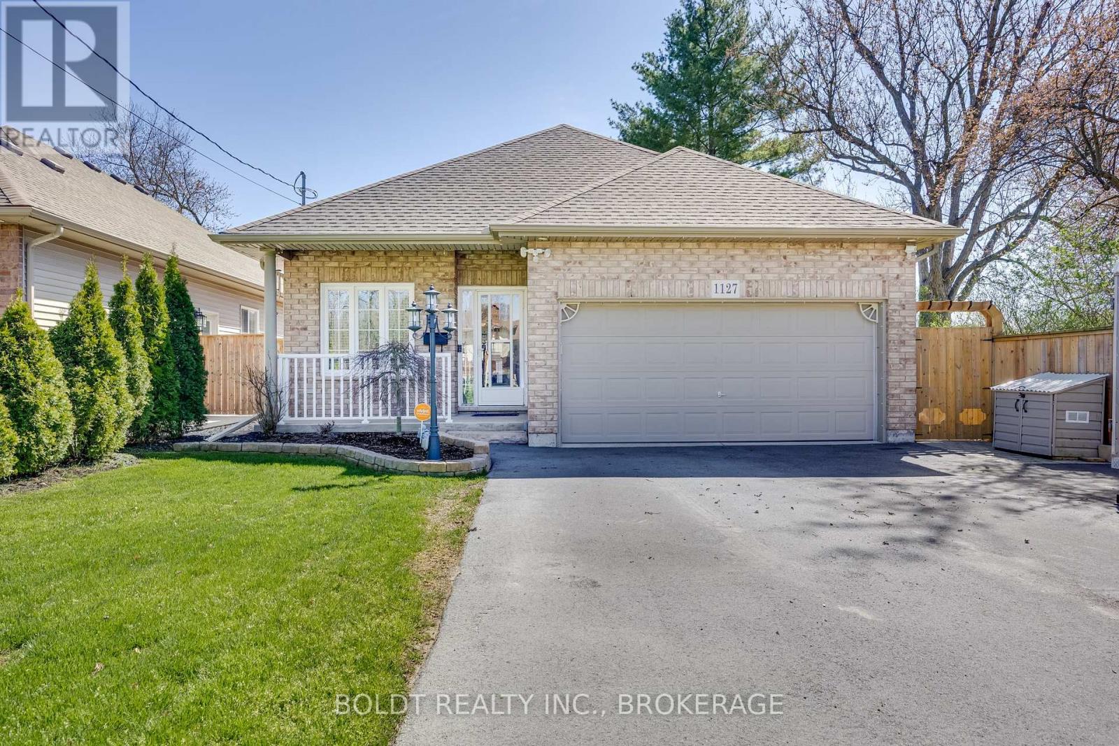 1127 Pelham Street, Pelham, Ontario L3C 3E4 - Photo 2 - X12610912