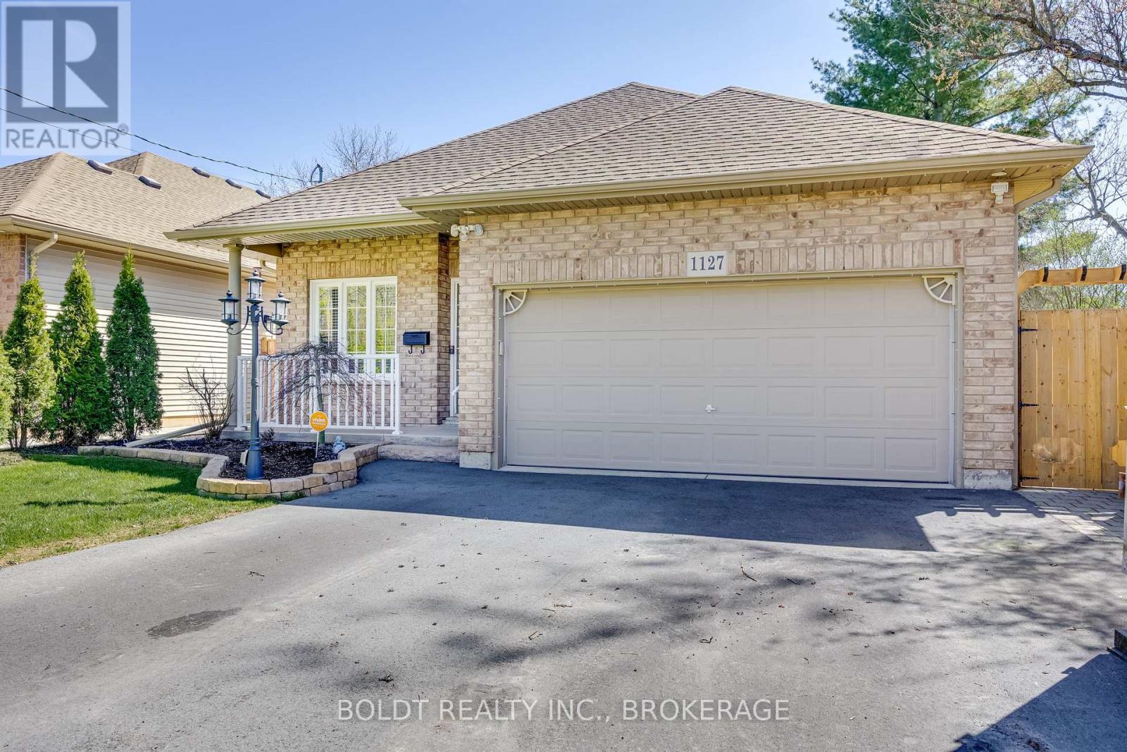 1127 Pelham Street, Pelham, Ontario L3C 3E4 - Photo 3 - X12610912