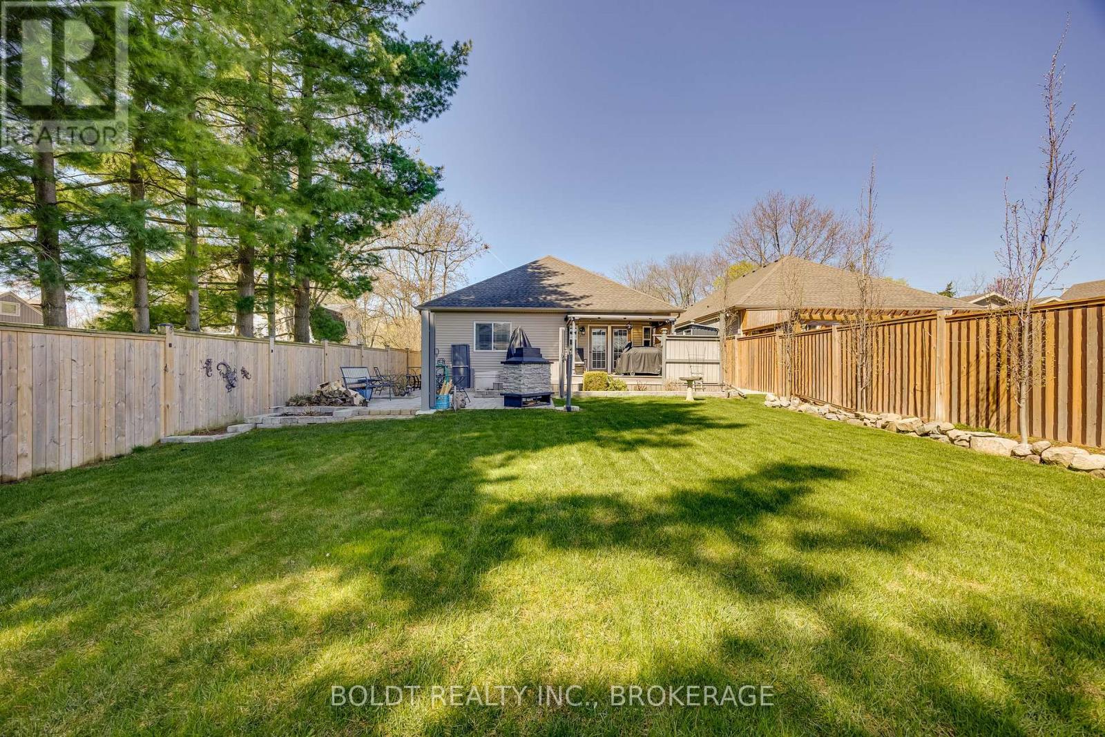 1127 Pelham Street, Pelham, Ontario L3C 3E4 - Photo 38 - X12610912