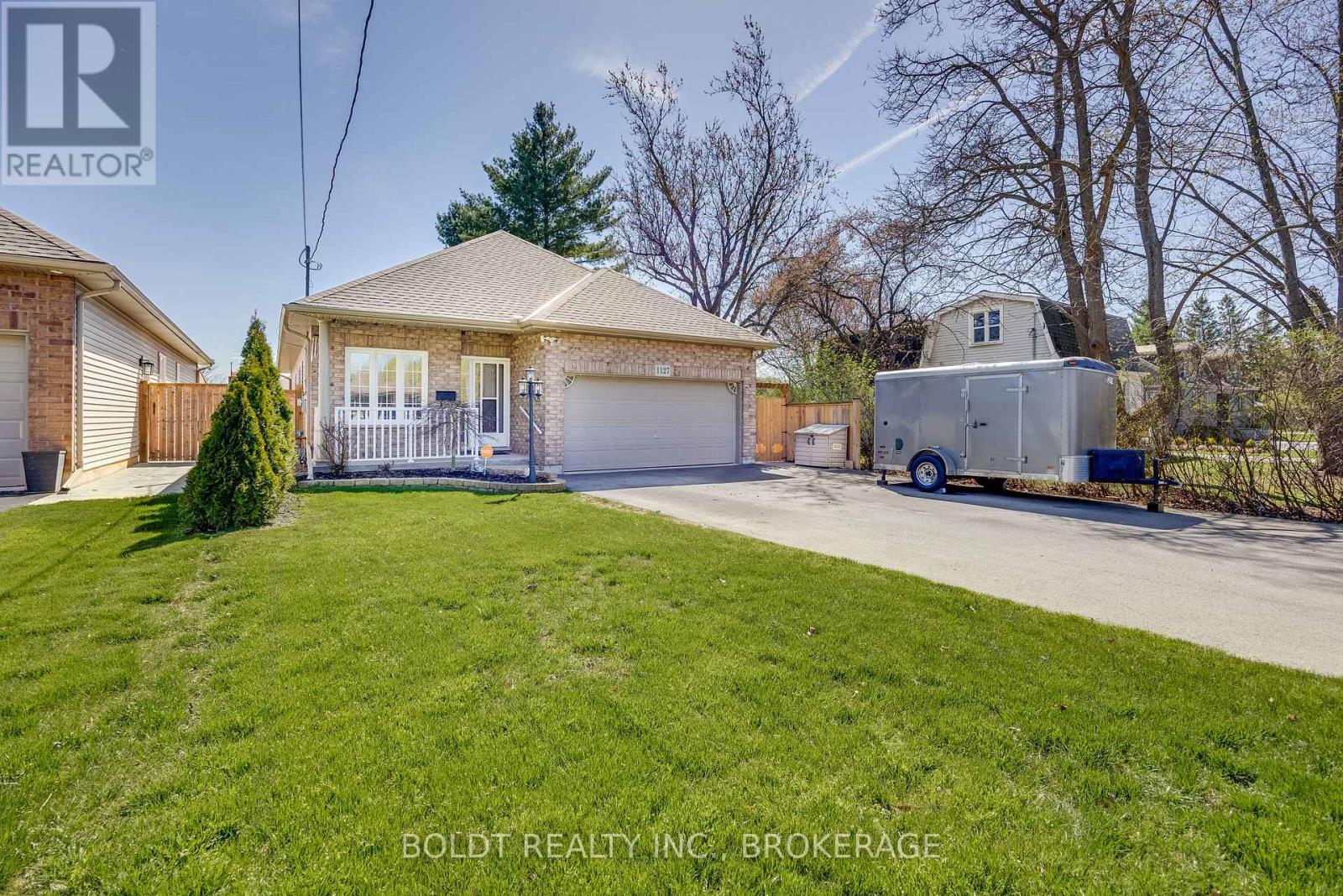 1127 Pelham Street, Pelham, Ontario L3C 3E4 - Photo 4 - X12610912