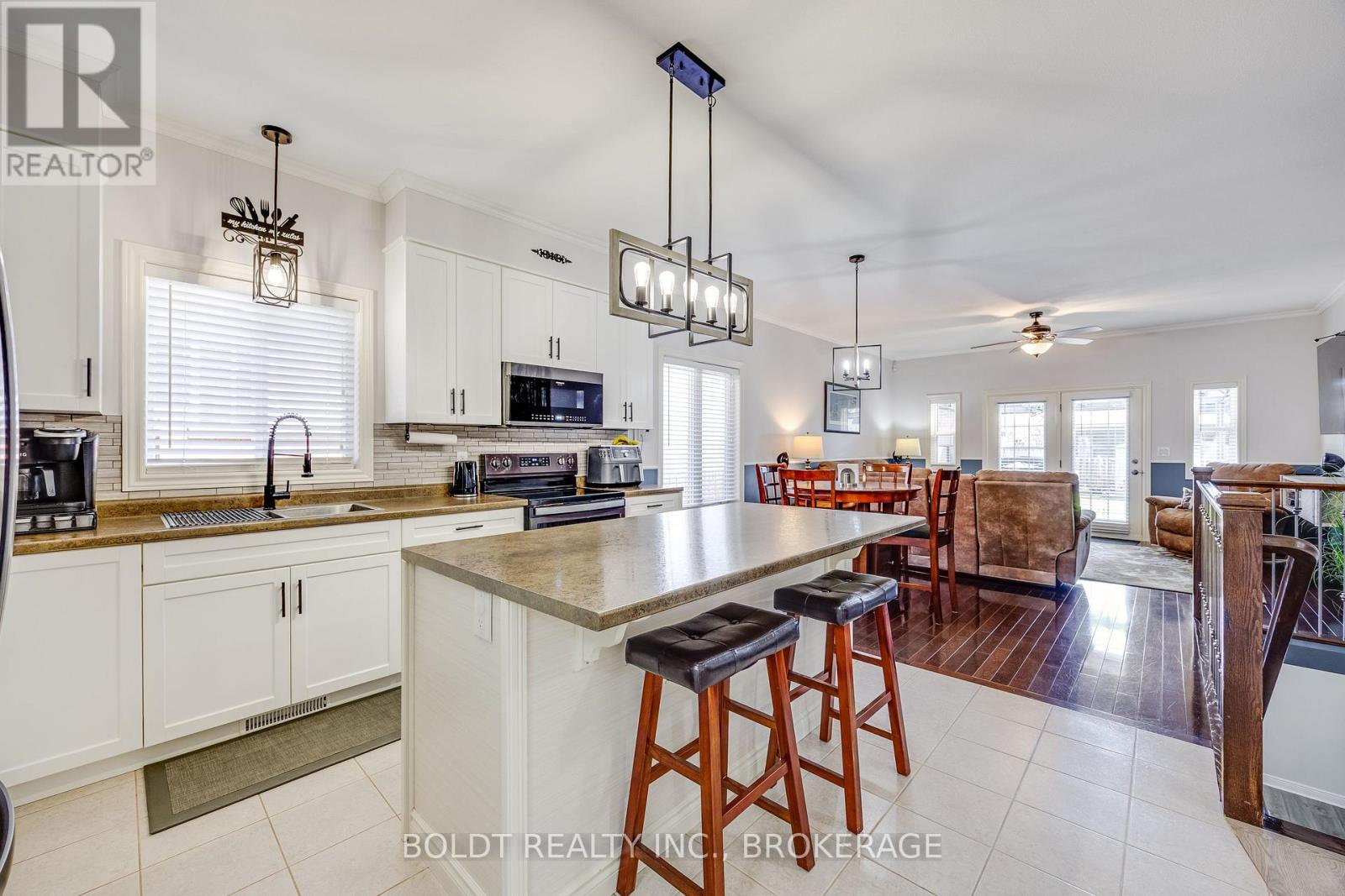 1127 Pelham Street, Pelham, Ontario L3C 3E4 - Photo 5 - X12610912