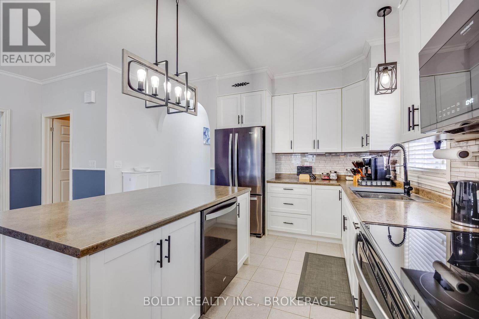 1127 Pelham Street, Pelham, Ontario L3C 3E4 - Photo 7 - X12610912