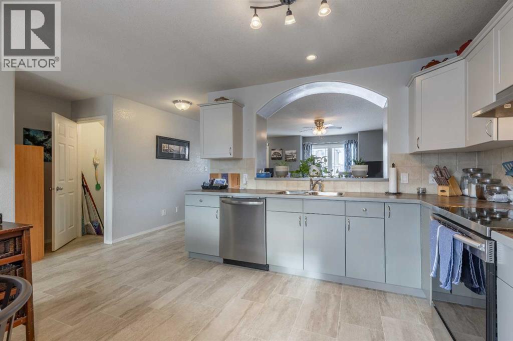 114 Lynx Cove N, Lethbridge, Alberta  T1J 6V4 - Photo 10 - A2274055