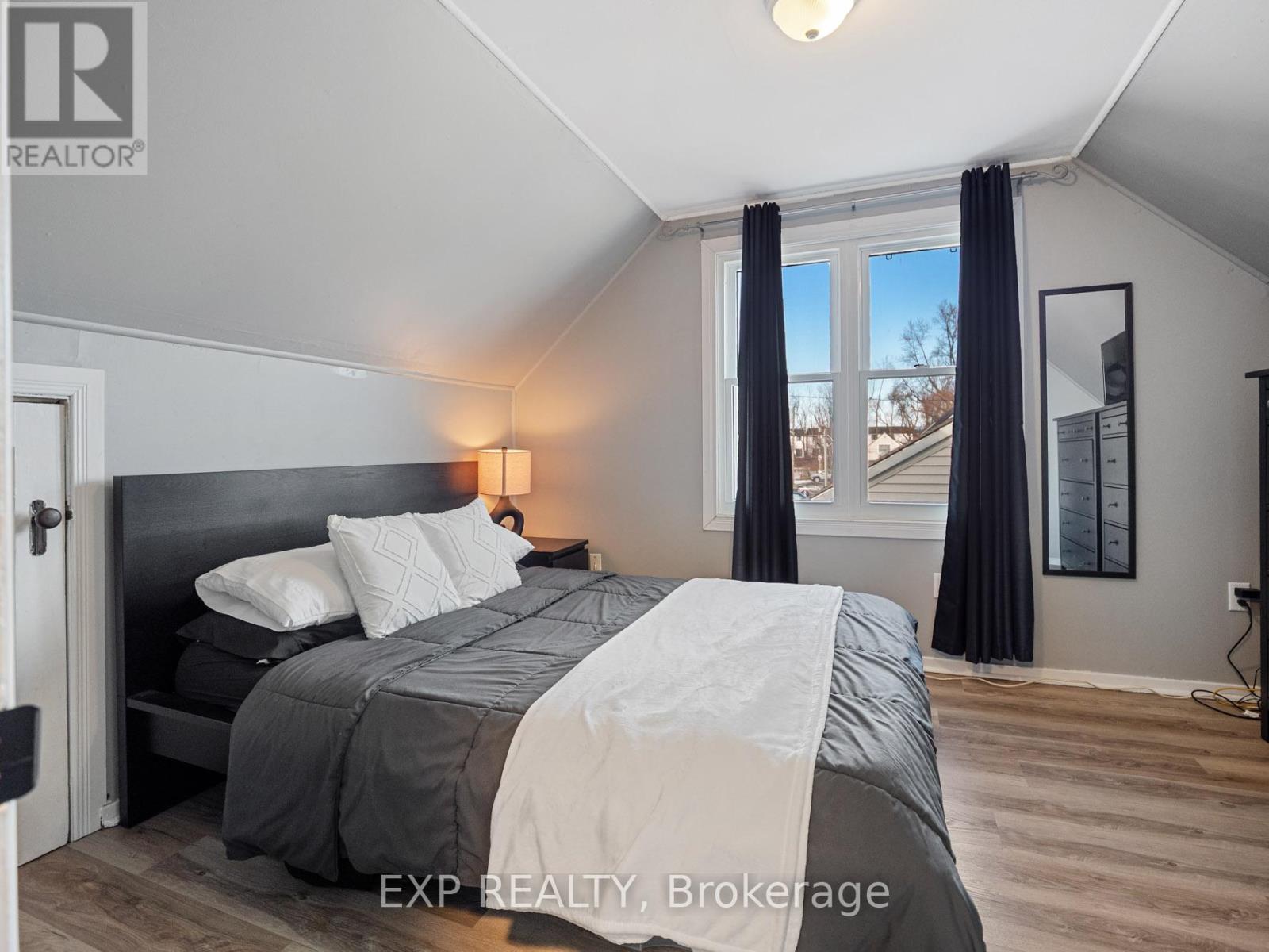 4354 Fifth Avenue, Niagara Falls, Ontario L2E 4R2 - Photo 17 - X12611046