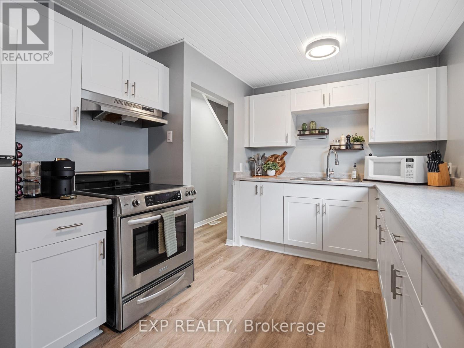 4354 Fifth Avenue, Niagara Falls, Ontario L2E 4R2 - Photo 3 - X12611046