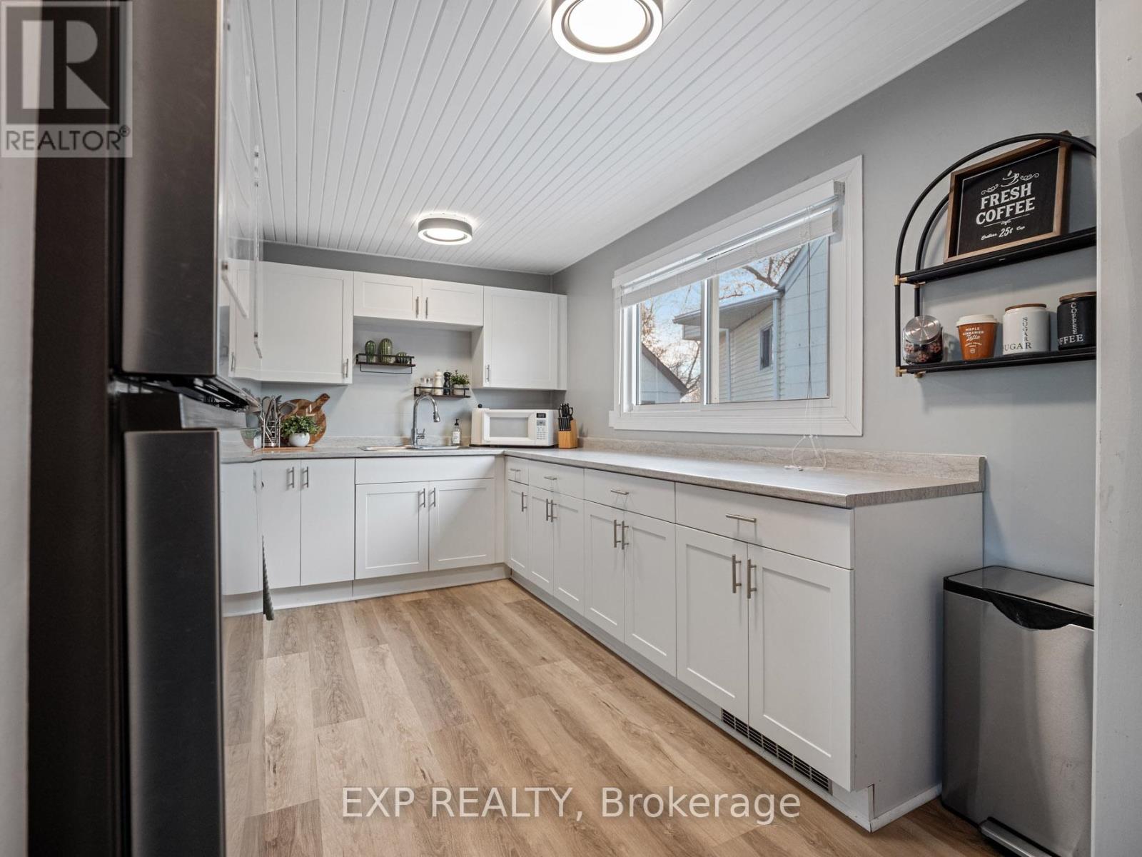 4354 Fifth Avenue, Niagara Falls, Ontario L2E 4R2 - Photo 5 - X12611046