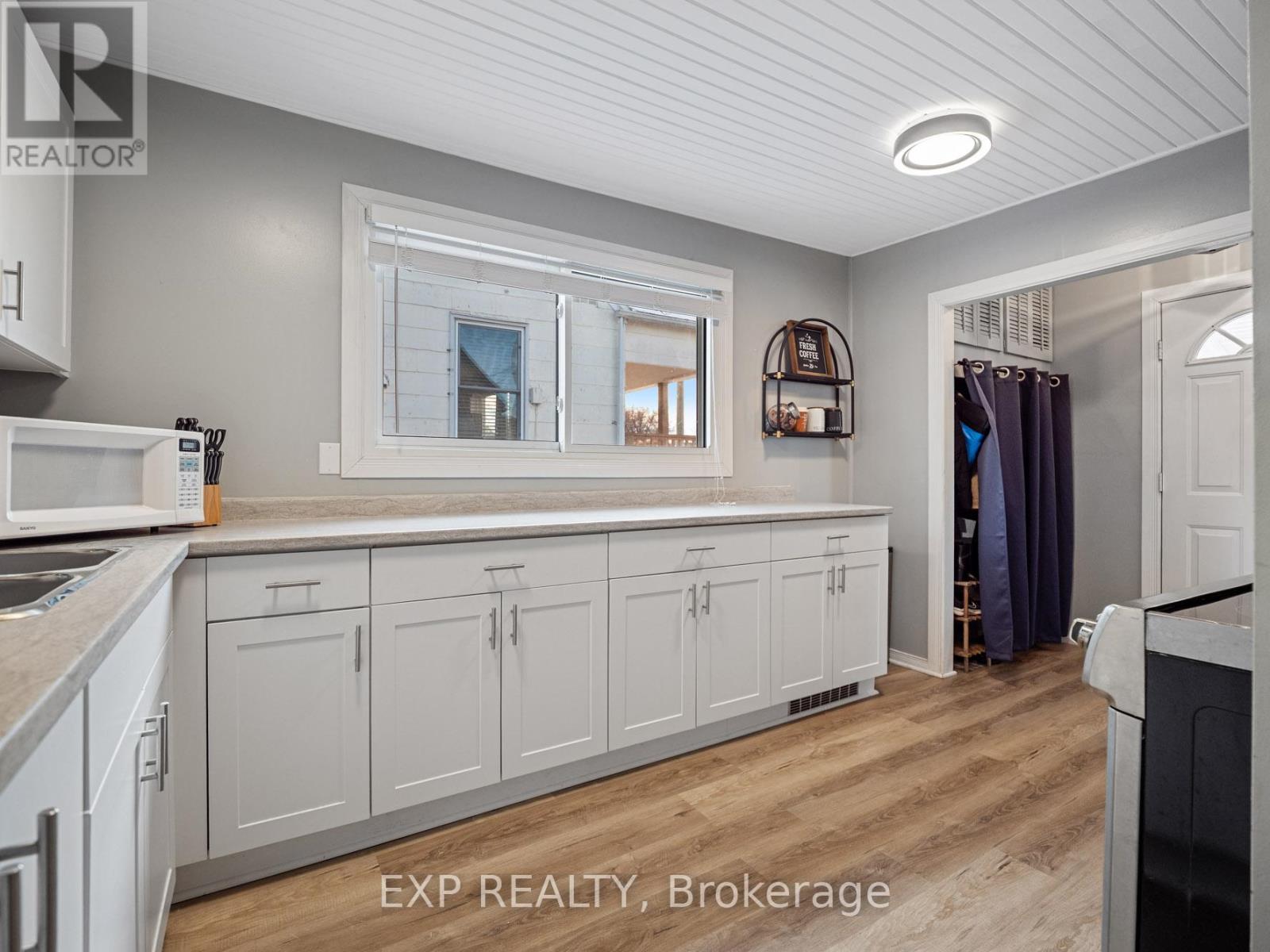 4354 Fifth Avenue, Niagara Falls, Ontario L2E 4R2 - Photo 6 - X12611046