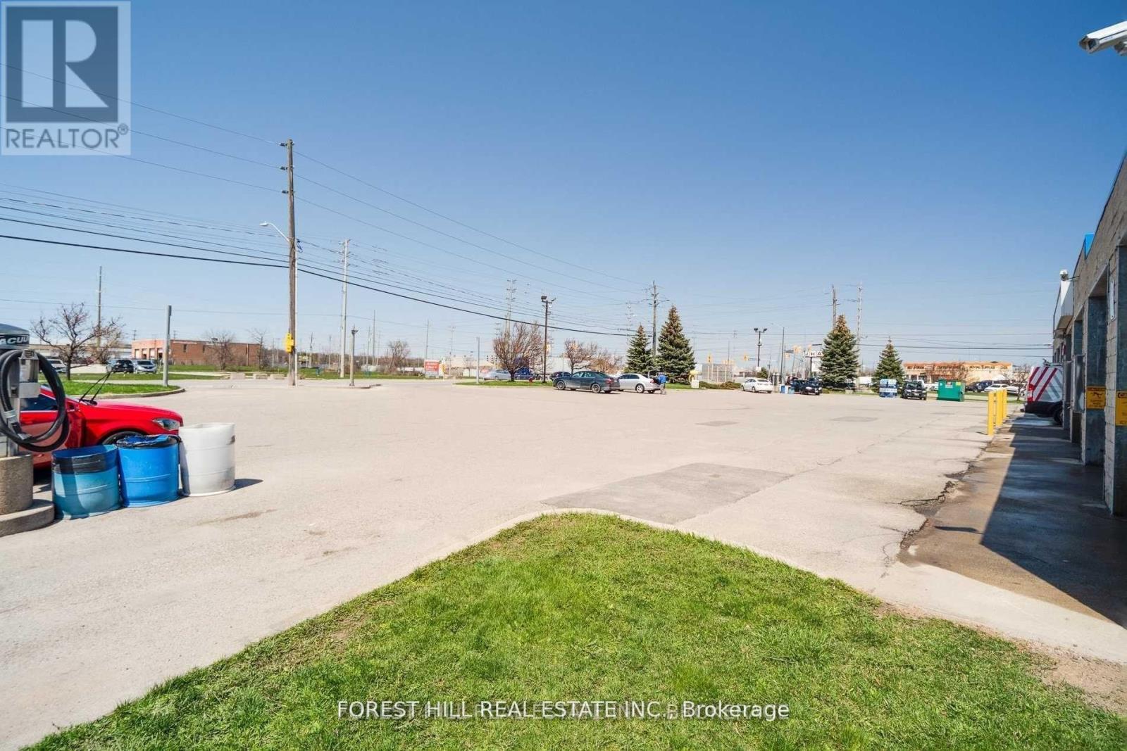 2524 Royal Windsor Drive, Oakville, Ontario  L5J 1K7 - Photo 3 - W12610976