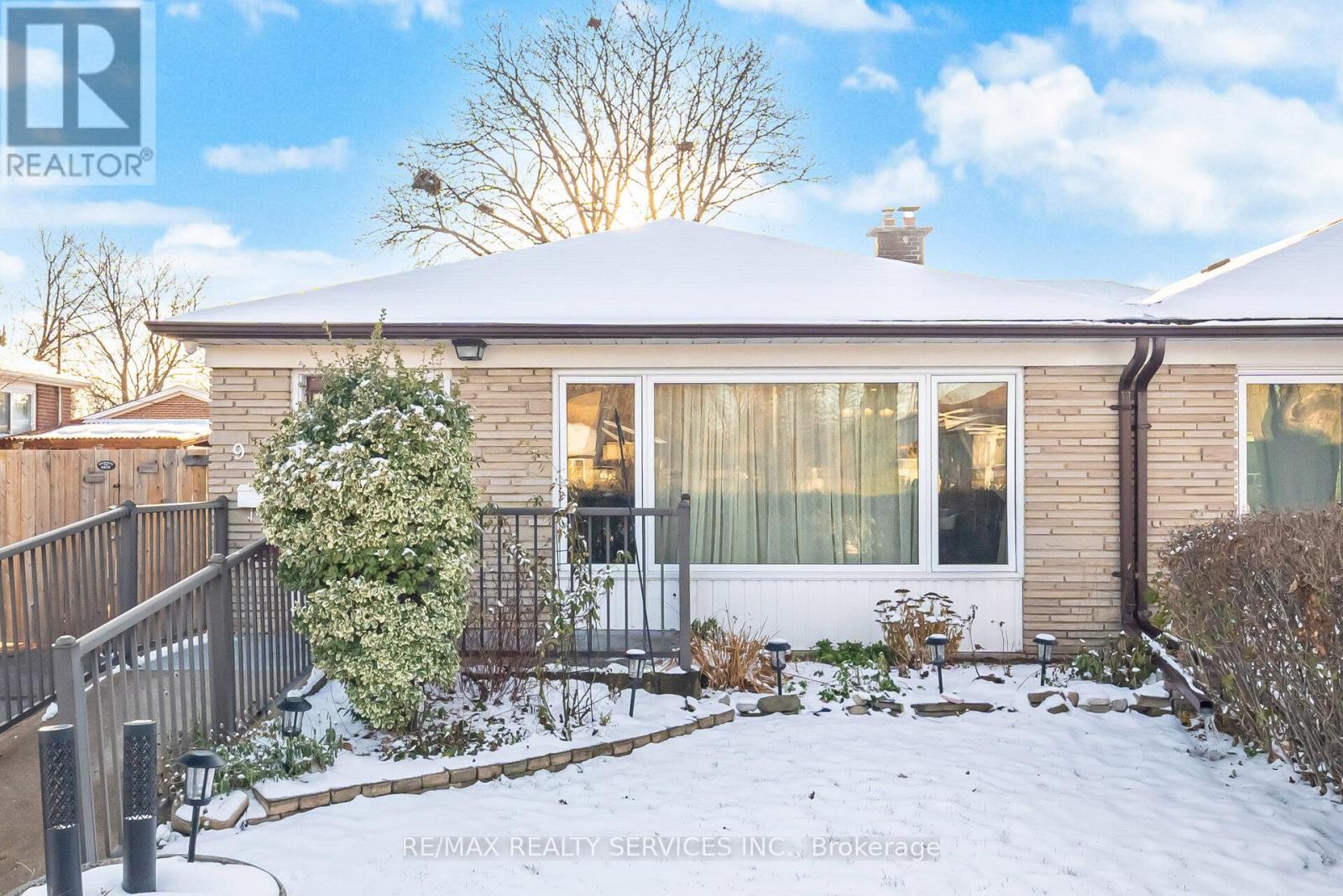 9 AINTREE CRESCENT, Brampton, Ontario