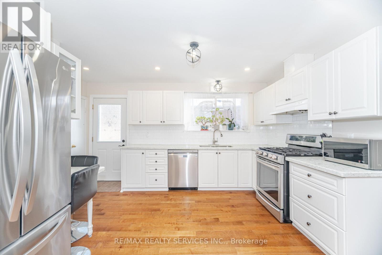 9 Aintree Crescent, Brampton, Ontario  L6T 2T3 - Photo 11 - W12611016