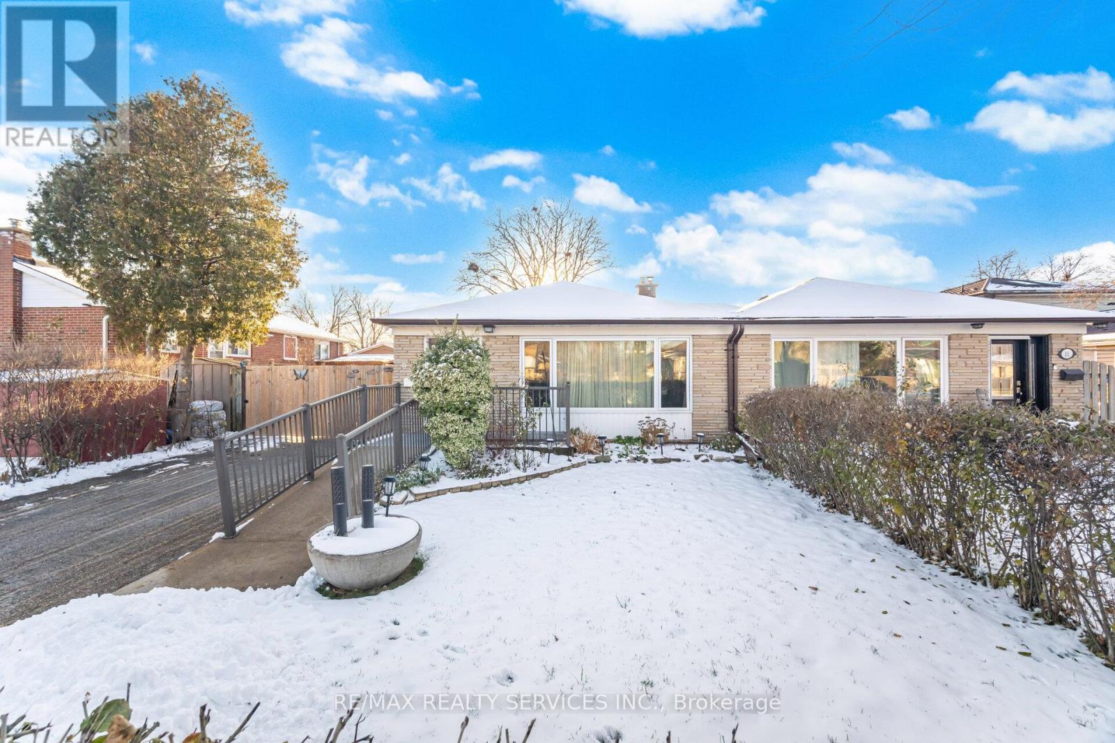 9 Aintree Crescent, Brampton, Ontario  L6T 2T3 - Photo 2 - W12611016