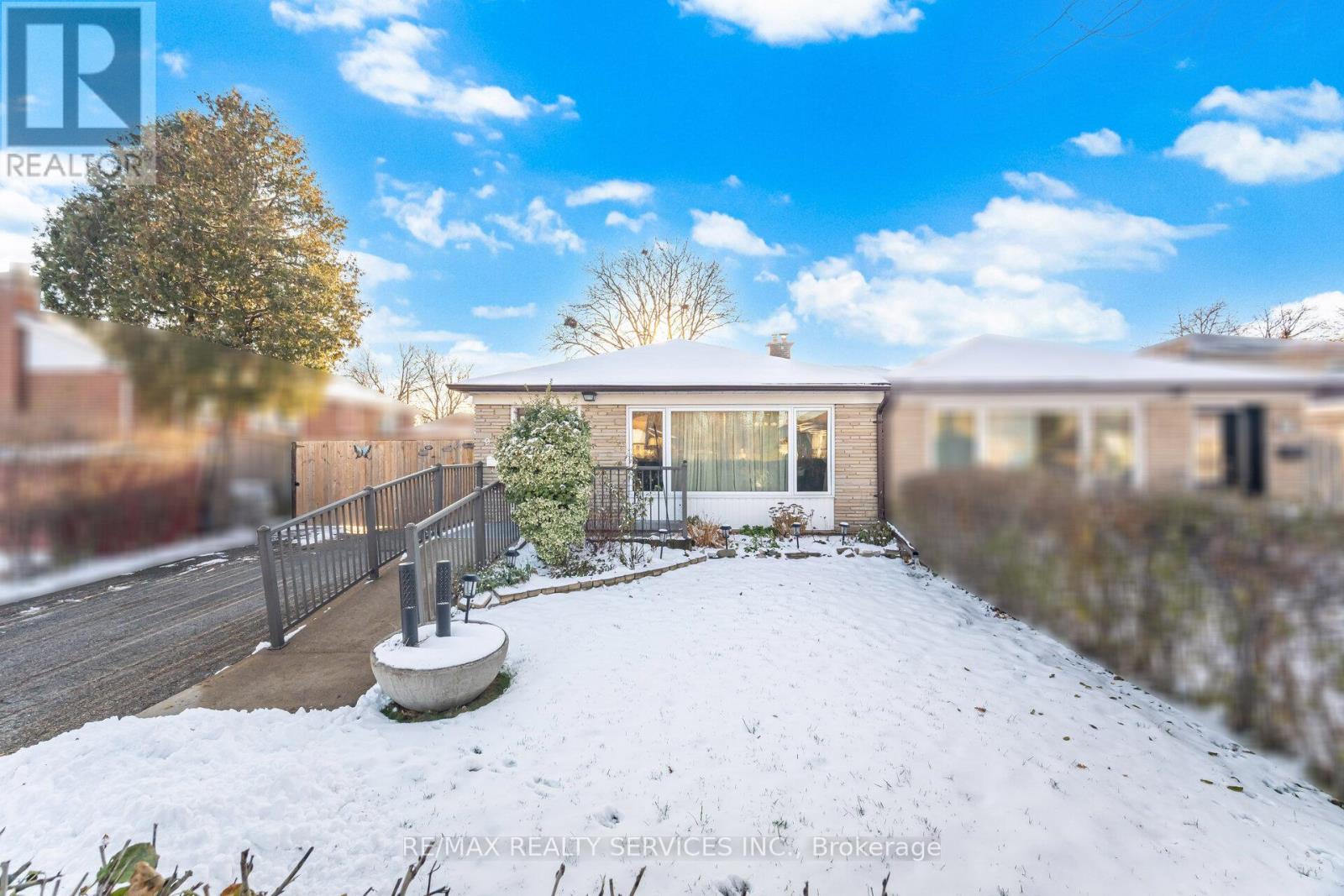 9 Aintree Crescent, Brampton, Ontario  L6T 2T3 - Photo 3 - W12611016