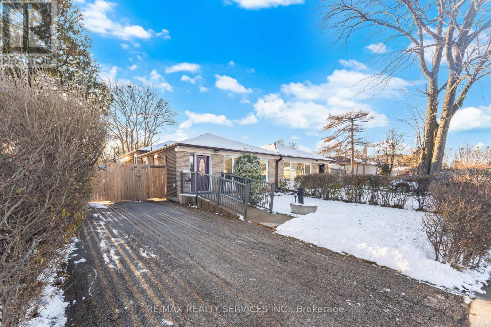 9 Aintree Crescent, Brampton, Ontario  L6T 2T3 - Photo 4 - W12611016