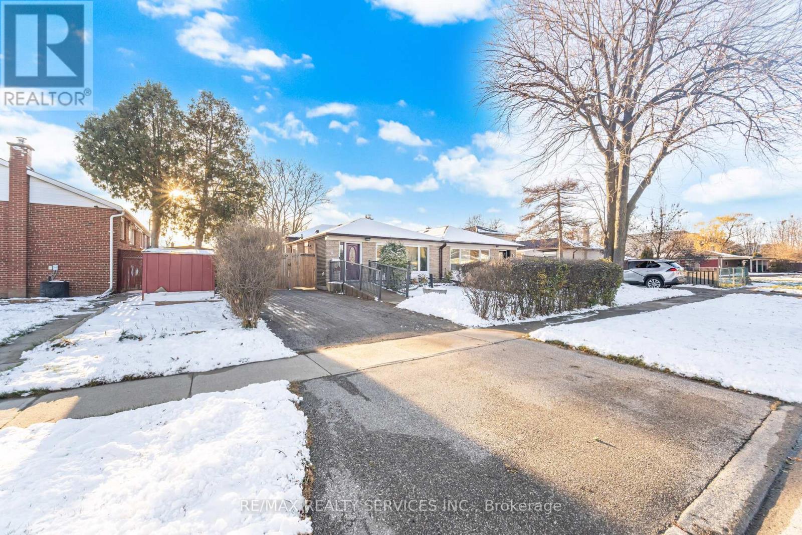 9 Aintree Crescent, Brampton, Ontario  L6T 2T3 - Photo 5 - W12611016