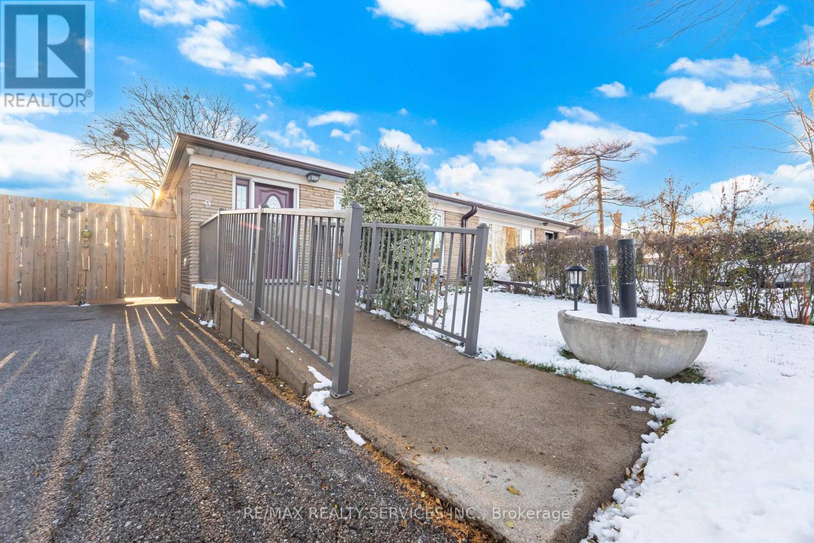 9 Aintree Crescent, Brampton, Ontario  L6T 2T3 - Photo 6 - W12611016