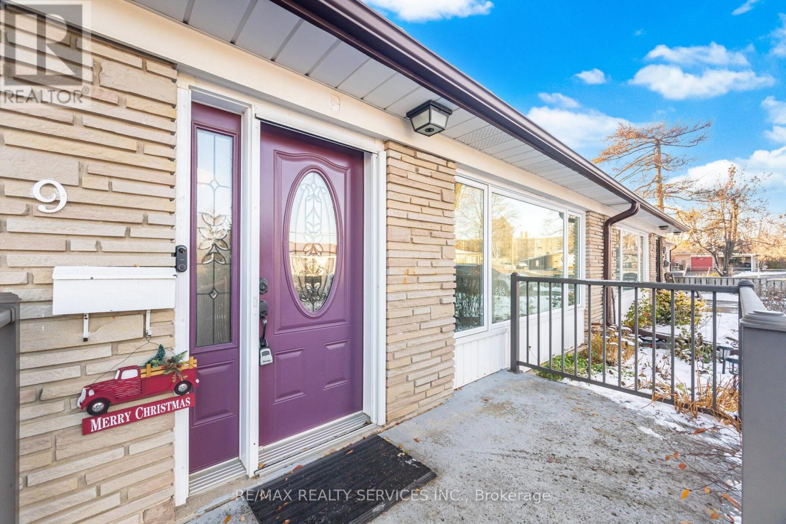 9 Aintree Crescent, Brampton, Ontario  L6T 2T3 - Photo 7 - W12611016