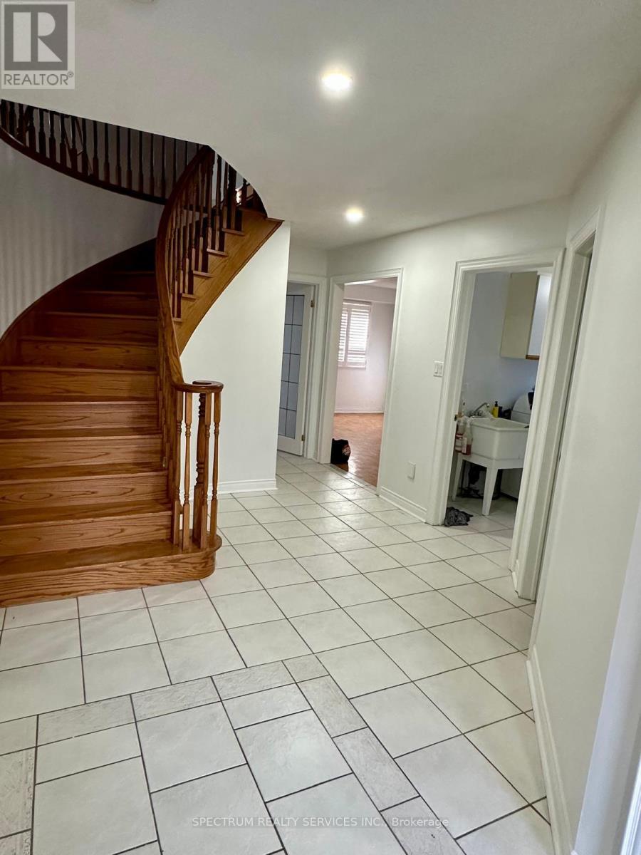 2178 Bader Crescent, Burlington, Ontario  L7P 4N5 - Photo 2 - W12611040