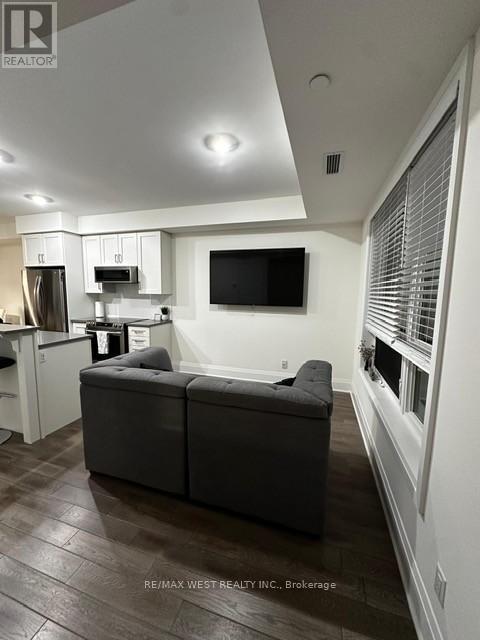 412 - 2 Adam Sellers Street, Markham, Ontario  L6B 1P2 - Photo 2 - N12610856