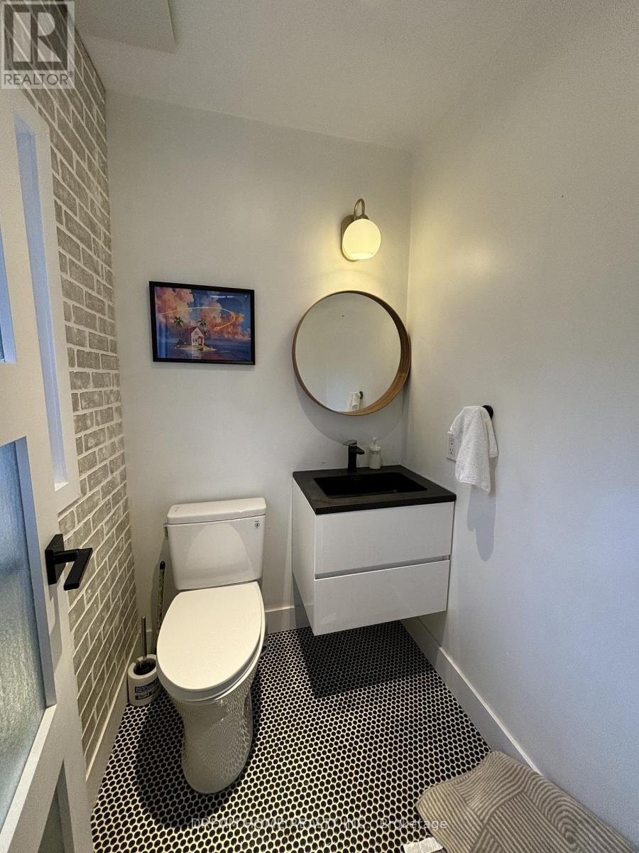 Upper - 160 Olde Bayview Avenue, Richmond Hill, Ontario  L4E 3C6 - Photo 4 - N12563954