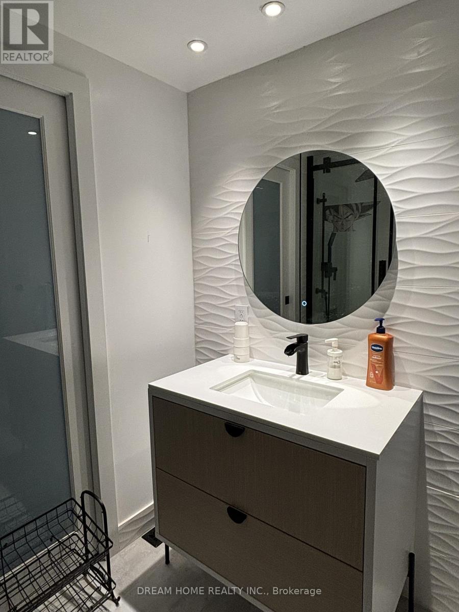 Upper - 160 Olde Bayview Avenue, Richmond Hill, Ontario  L4E 3C6 - Photo 13 - N12563954