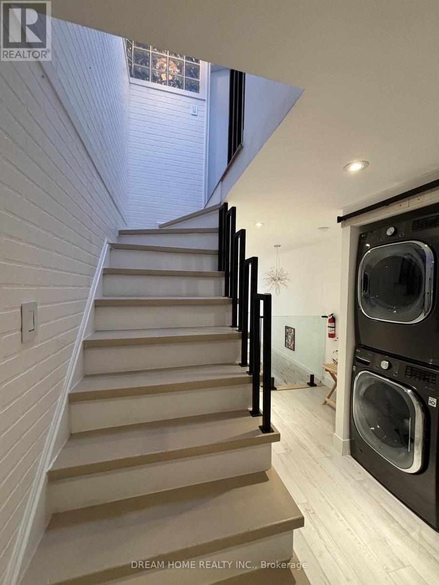 Upper - 160 Olde Bayview Avenue, Richmond Hill, Ontario  L4E 3C6 - Photo 17 - N12563954