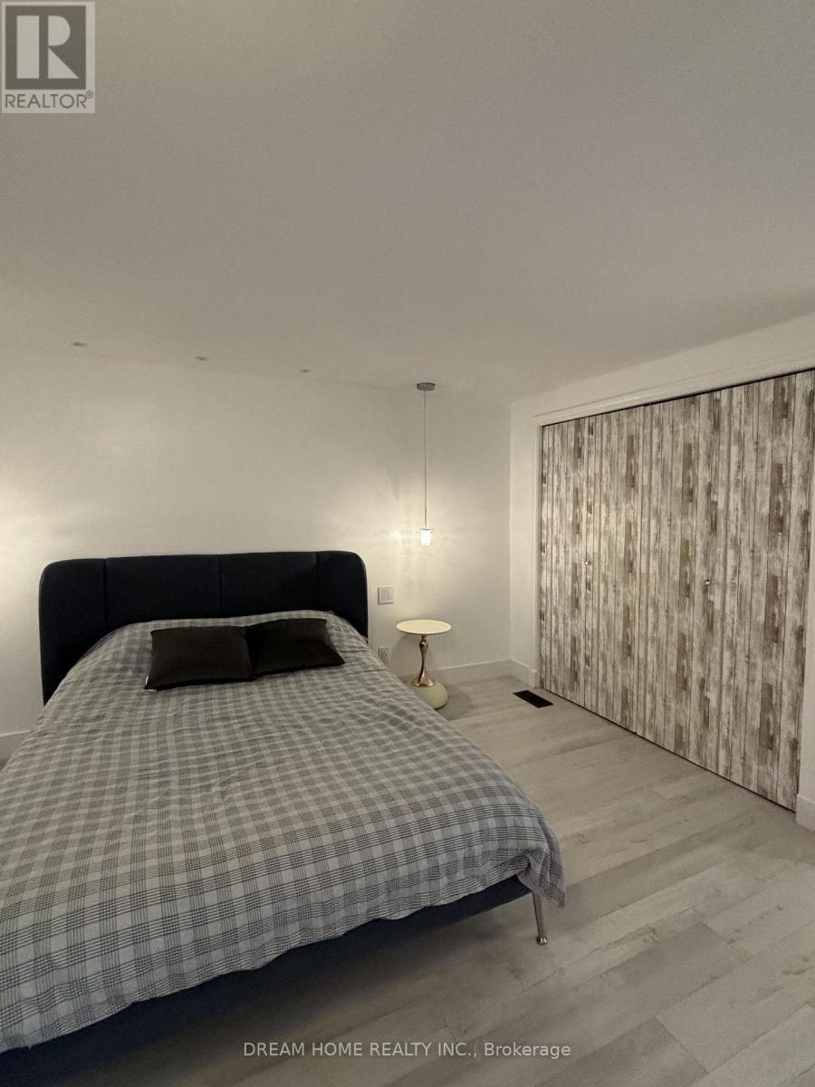 Upper - 160 Olde Bayview Avenue, Richmond Hill, Ontario  L4E 3C6 - Photo 9 - N12563954