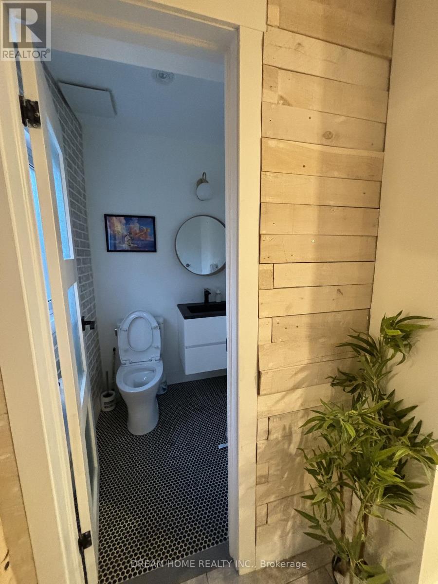 Upper - 160 Olde Bayview Avenue, Richmond Hill, Ontario  L4E 3C6 - Photo 3 - N12563954