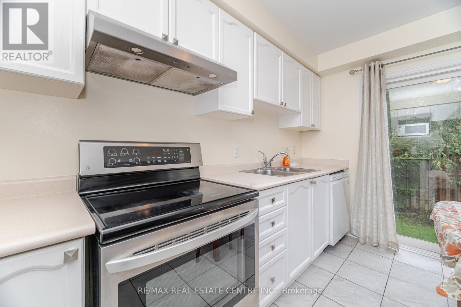 2570 Valleyridge Drive, Oakville, Ontario  L6M 5H5 - Photo 10 - W12478921