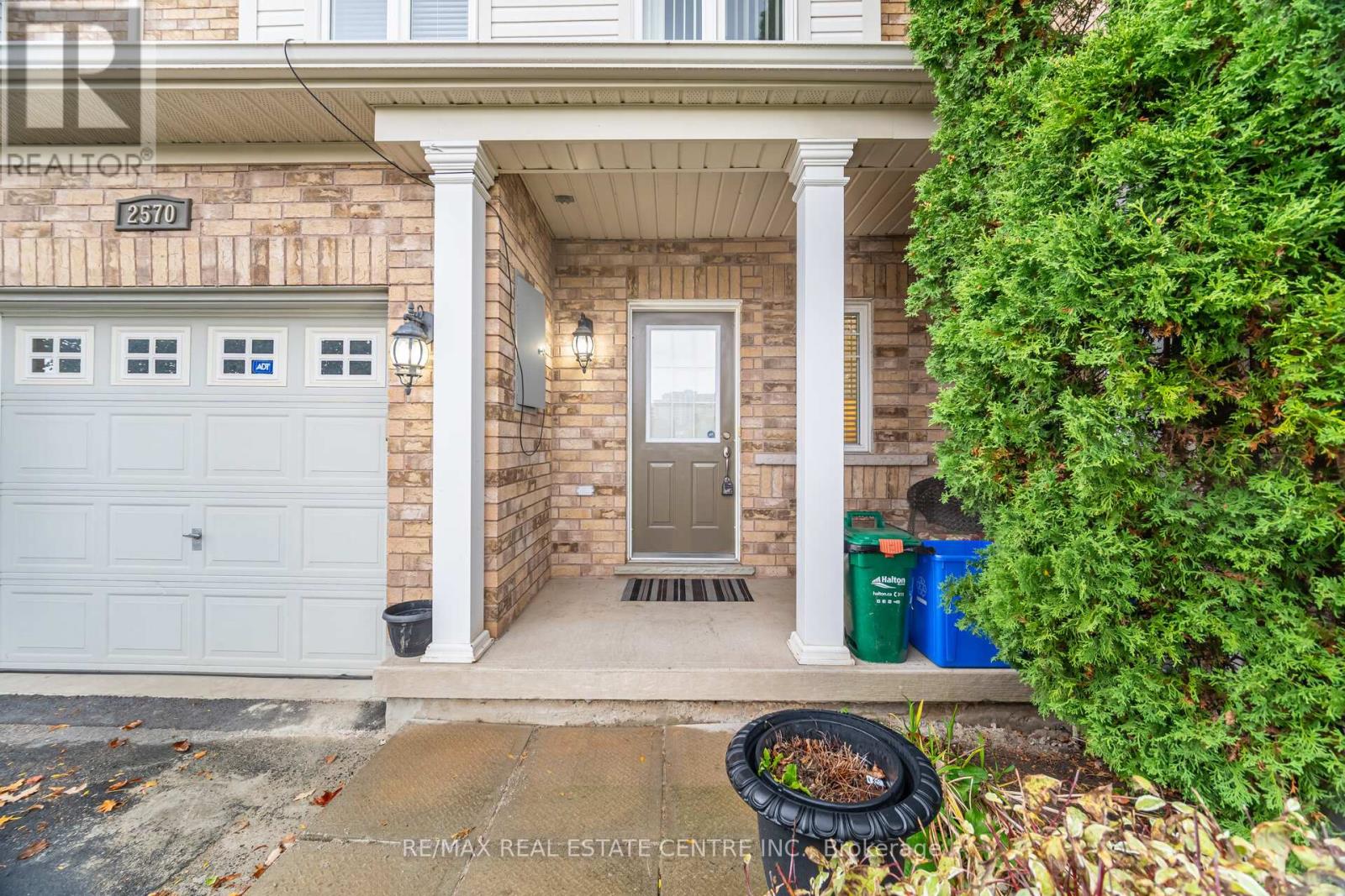 2570 Valleyridge Drive, Oakville, Ontario  L6M 5H5 - Photo 3 - W12478921