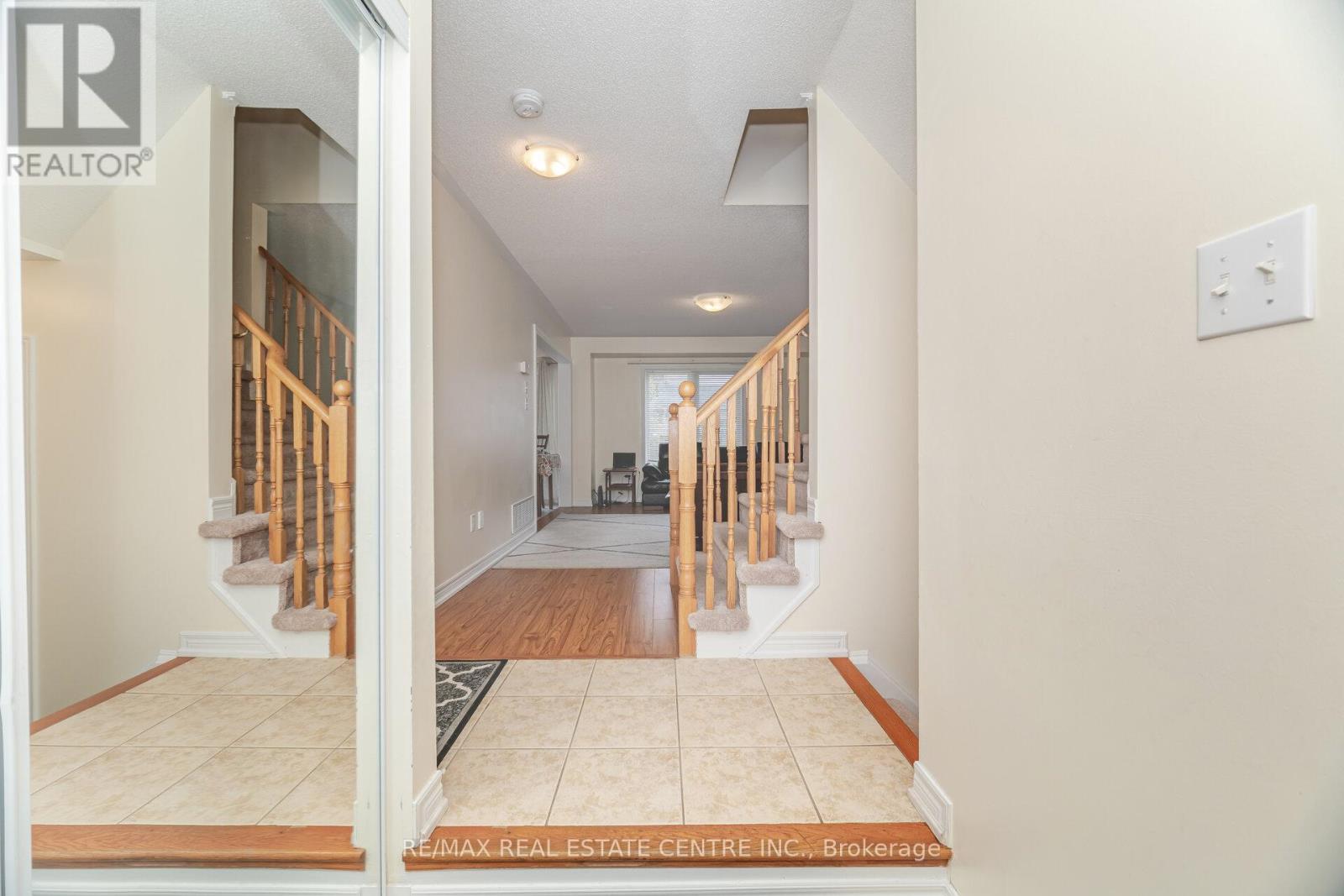 2570 Valleyridge Drive, Oakville, Ontario  L6M 5H5 - Photo 4 - W12478921