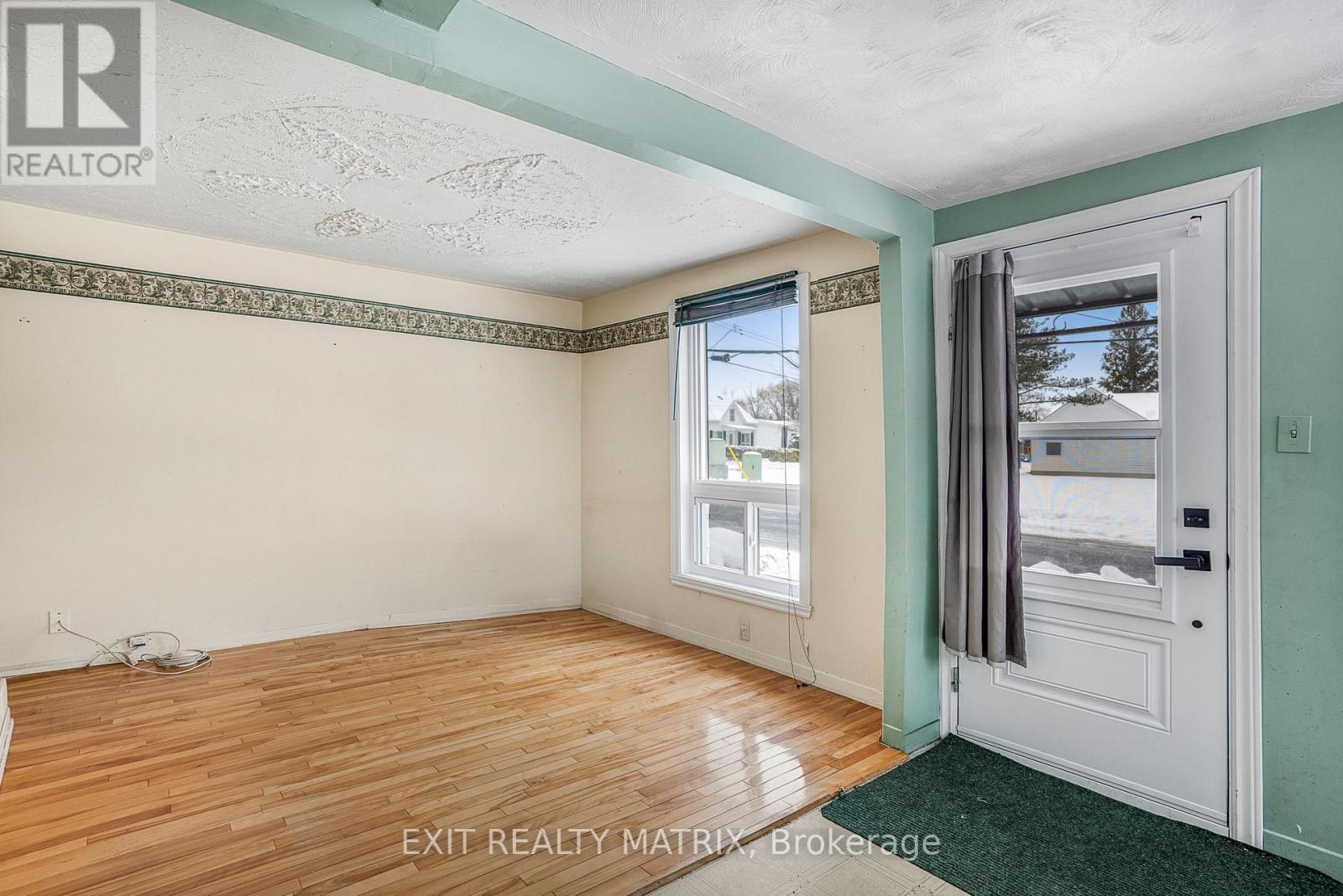 29 Peter Street, Champlain, Ontario K0B 1K0 - Photo 6 - X12541914