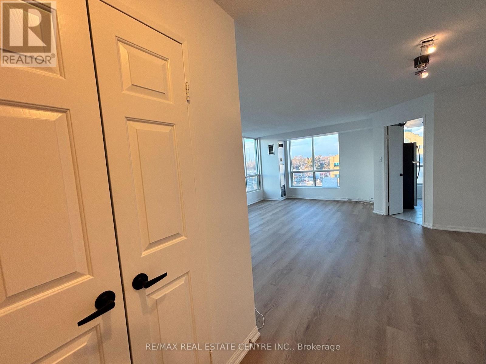 503 - 101 Subway Crescent, Toronto, Ontario  M9B 6K4 - Photo 3 - W12611140