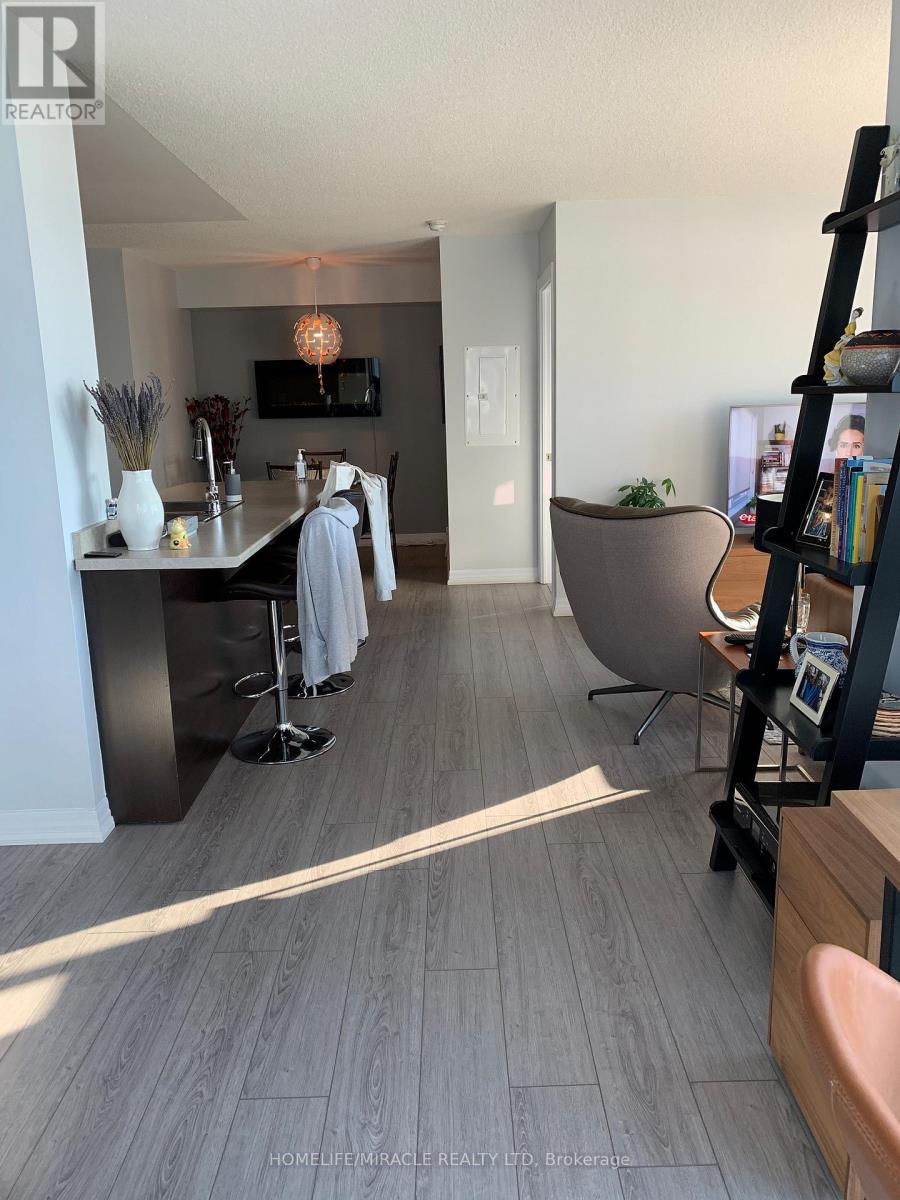 909 - 1940 Ironstone Drive, Burlington, Ontario  L7L 0E4 - Photo 11 - W12611160