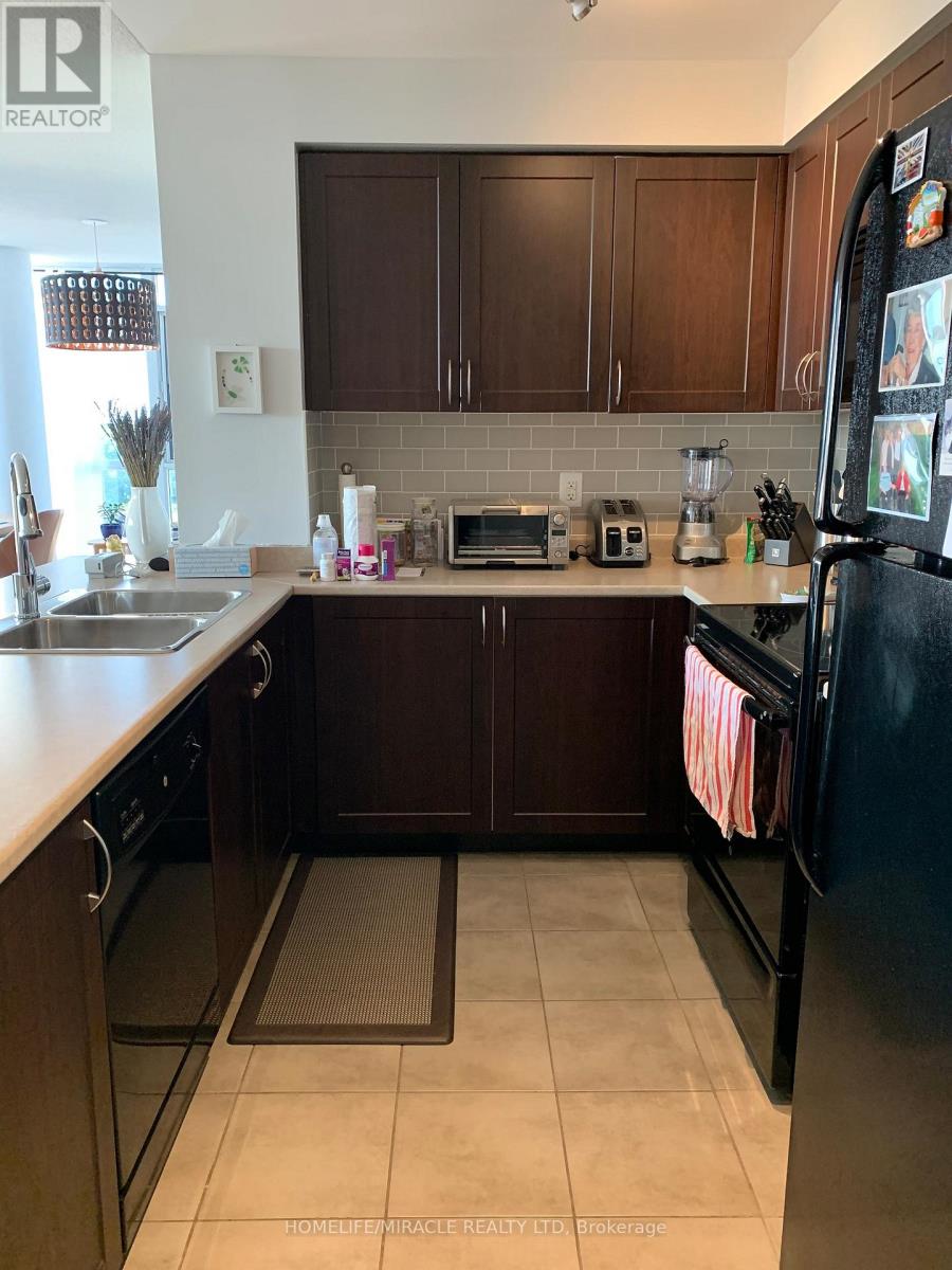 909 - 1940 Ironstone Drive, Burlington, Ontario  L7L 0E4 - Photo 2 - W12611160