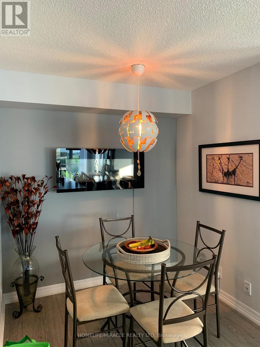 909 - 1940 Ironstone Drive, Burlington, Ontario  L7L 0E4 - Photo 3 - W12611160